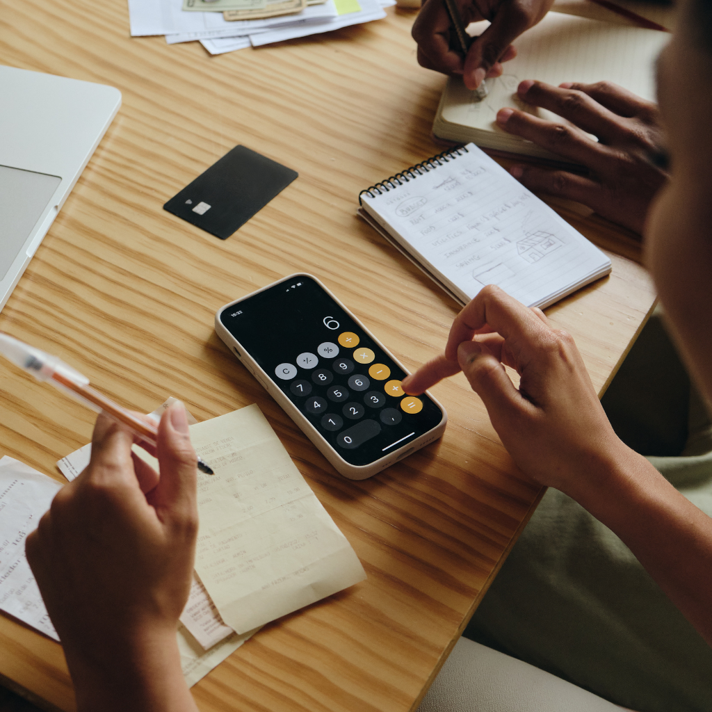 Image de quelqu'un sur une calculatrice sur téléphone mobile