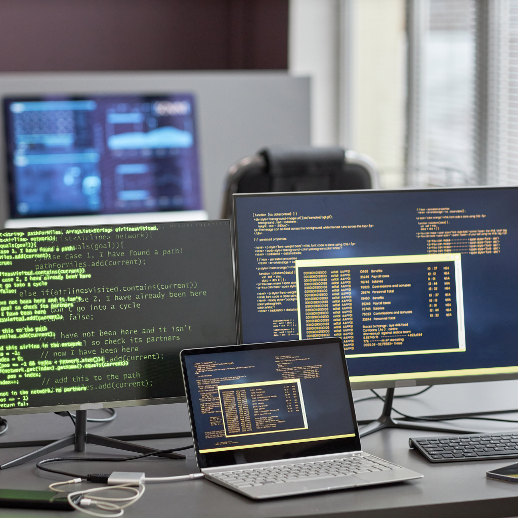 Plusieurs écrans avec du code informatique